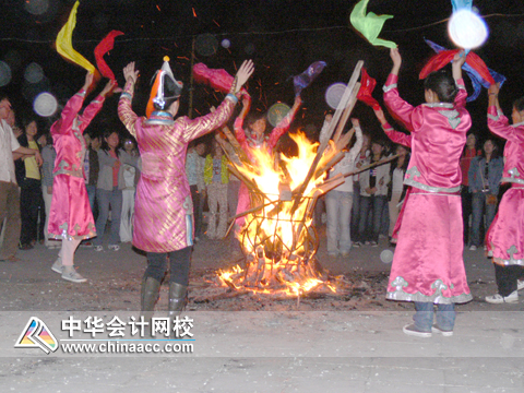 篝火晚會(huì)上的狂歡